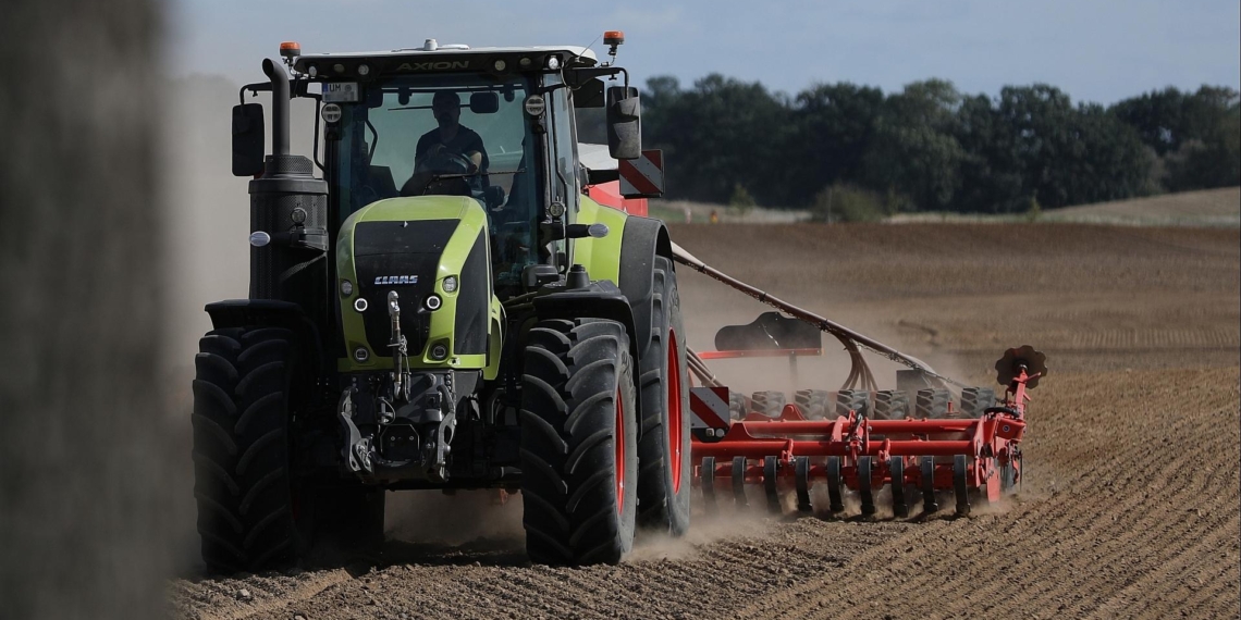 Bauer mit Traktor (Archiv)