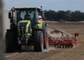 Bauer mit Traktor (Archiv)