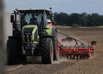 Bauer mit Traktor (Archiv)