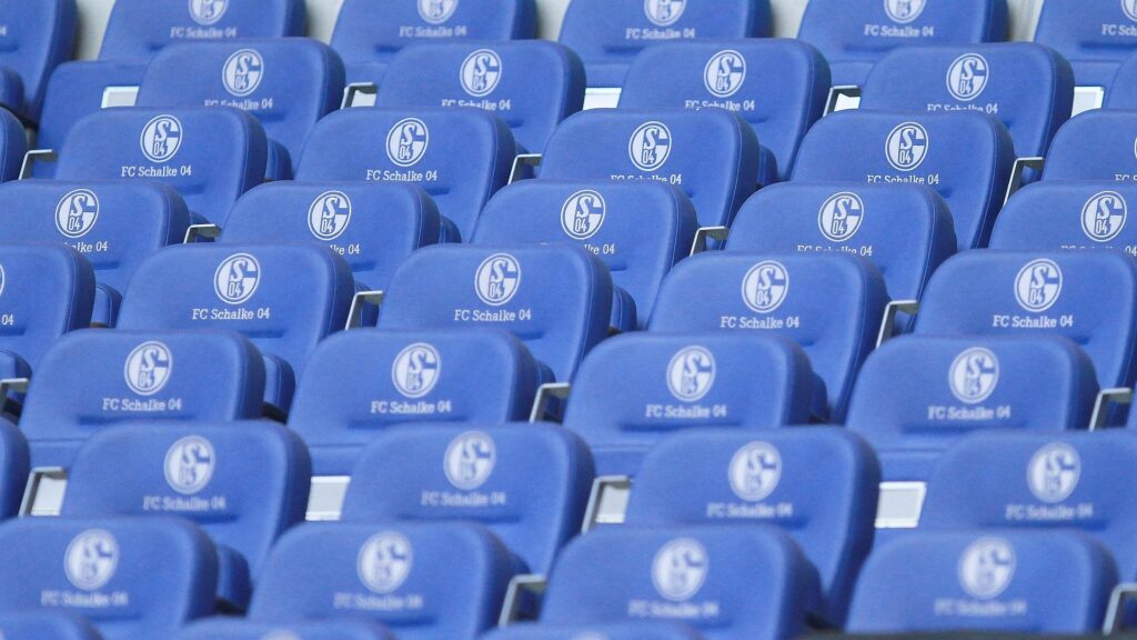 Sitze mit Logo des FC Schalke 04 (Archiv)