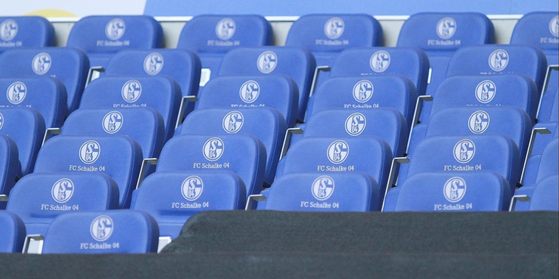 Sitze mit Logo des FC Schalke 04 (Archiv)