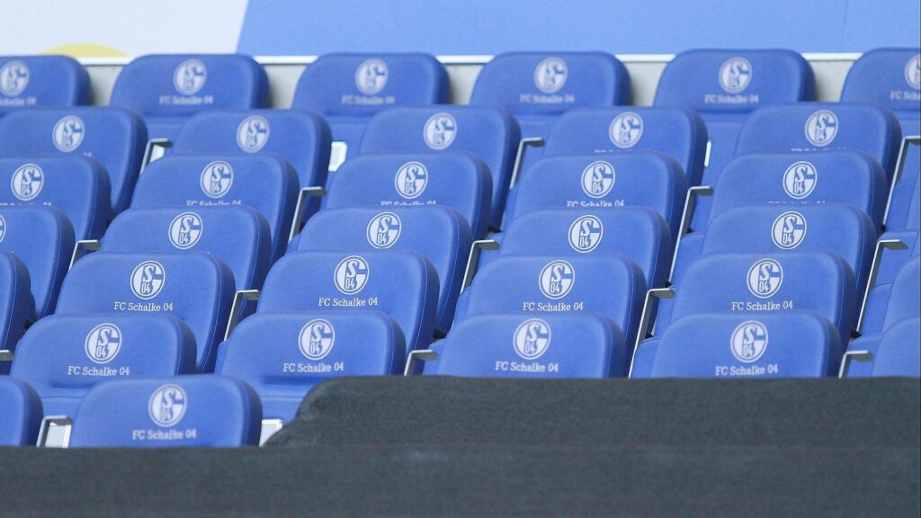 Sitze mit Logo des FC Schalke 04 (Archiv)