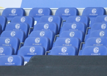 Sitze mit Logo des FC Schalke 04 (Archiv)