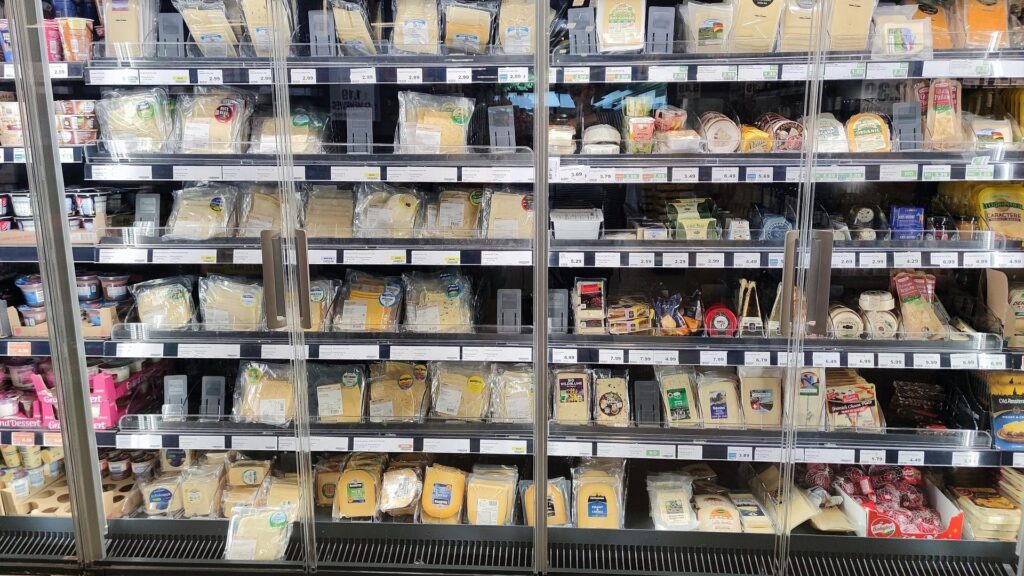 Käseregal im Supermarkt (Archiv)