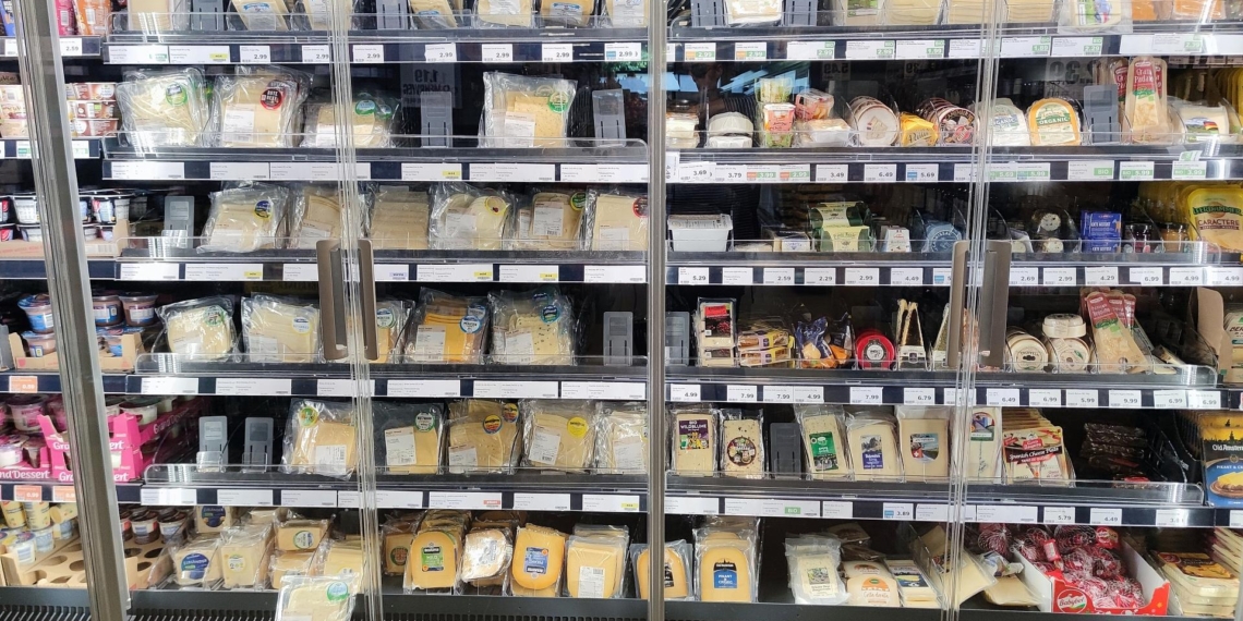Käseregal im Supermarkt (Archiv)