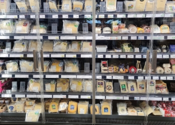 Käseregal im Supermarkt (Archiv)
