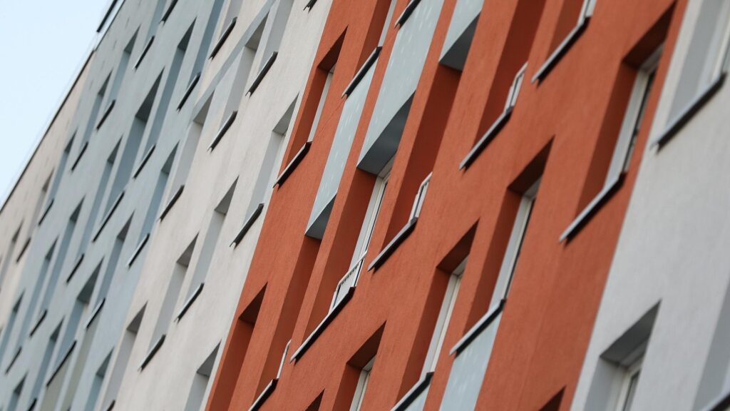 Wohnungen in einem Plattenbau (Archiv)