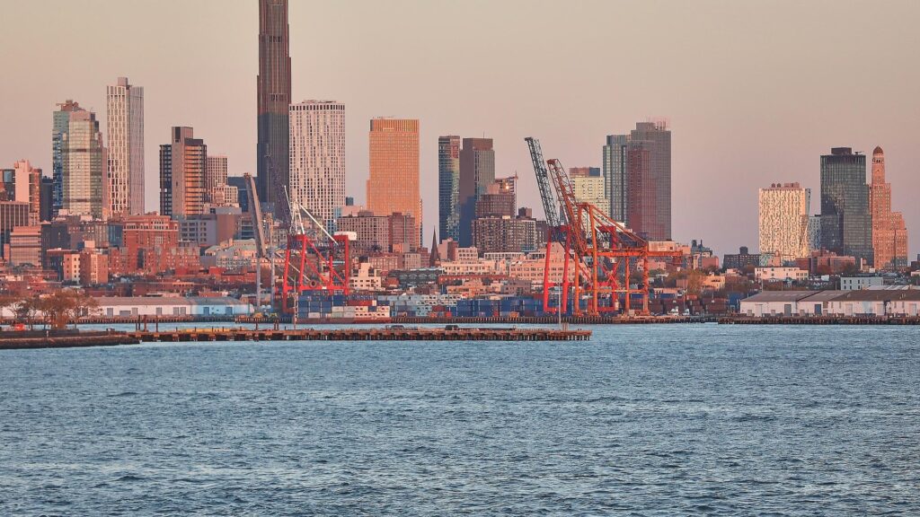 Industrieanlagen und Hafen in New York/Brooklyn (Archiv)