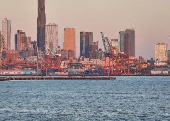 Industrieanlagen und Hafen in New York/Brooklyn (Archiv)