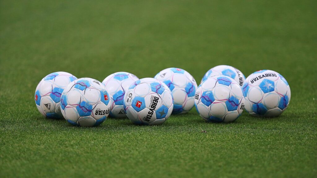 Dresden und Bielefeld kehren in 2. Bundesliga zurück 10 Fußbälle (Archiv)