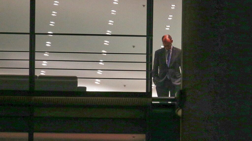 Friedrich Merz zum ersten Mal im Kanzlerbüro am 06.05.2025