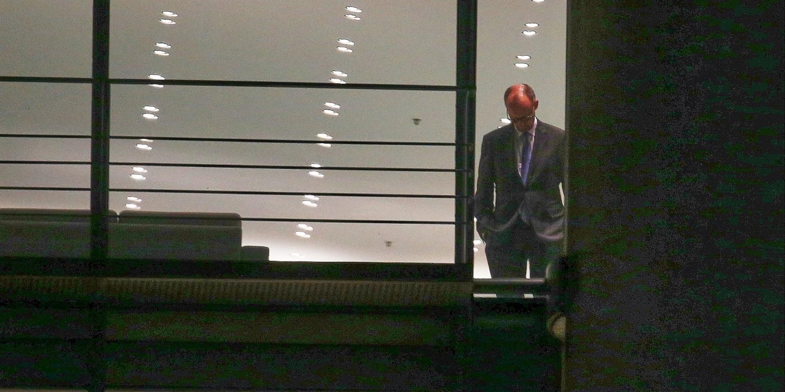 Friedrich Merz zum ersten Mal im Kanzlerbüro am 06.05.2025