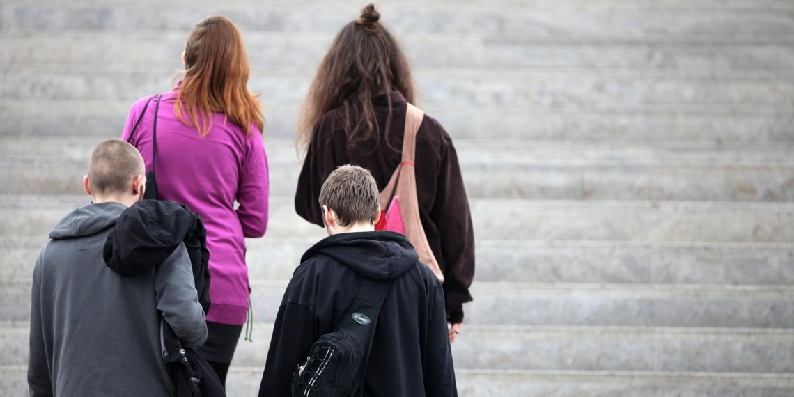 Vier junge Leute auf einer Treppe (Archiv)
