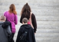Vier junge Leute auf einer Treppe (Archiv)