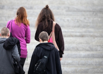 Vier junge Leute auf einer Treppe (Archiv)