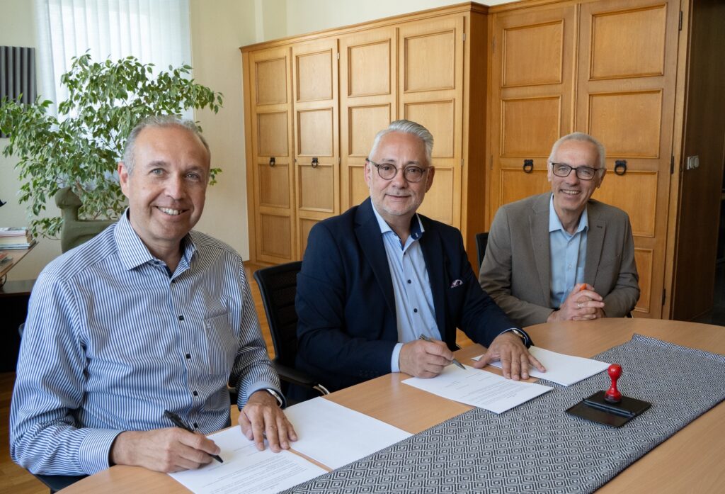 Vertragsunterschrift, v.l.n.r. Michael Dewald (Geschäftsführer energis), Christian Jung (Bürgermeister Stadt Friedrichsthal), Wolfgang Martin (Prokurist energis) | Bild: Energis GmbH