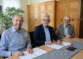 Vertragsunterschrift, v.l.n.r. Michael Dewald (Geschäftsführer energis), Christian Jung (Bürgermeister Stadt Friedrichsthal), Wolfgang Martin (Prokurist energis) | Bild: Energis GmbH