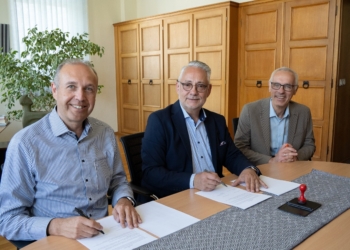 Vertragsunterschrift, v.l.n.r. Michael Dewald (Geschäftsführer energis), Christian Jung (Bürgermeister Stadt Friedrichsthal), Wolfgang Martin (Prokurist energis) | Bild: Energis GmbH