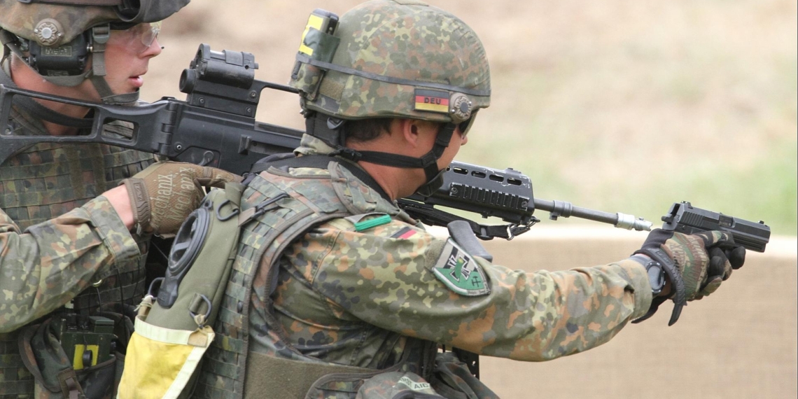 Bundeswehr-Soldat mit Pistole (Archiv)
