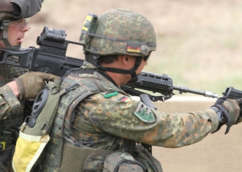 Bundeswehr-Soldat mit Pistole (Archiv)