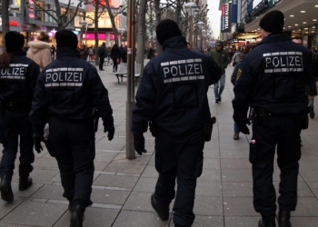 Polizei in einer Fußgängerzone (Archiv)