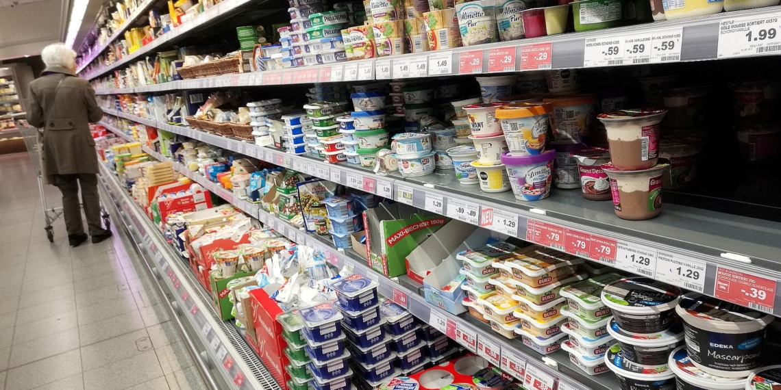 Einkaufsregal in einem Supermarkt (Archiv)