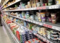 Einkaufsregal in einem Supermarkt (Archiv)