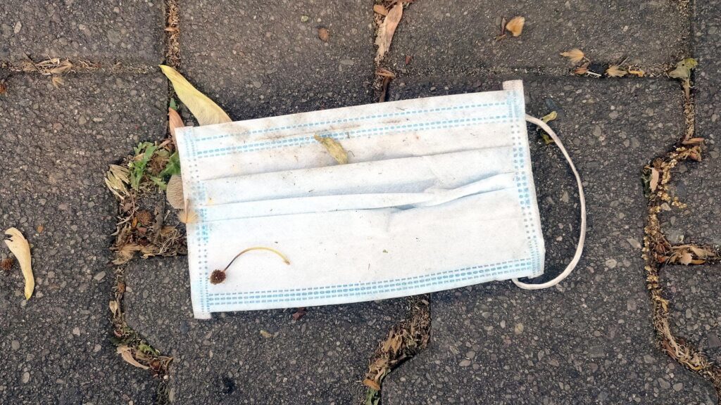 Weggeworfener Mundschutz (Archiv)