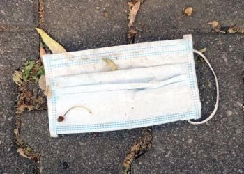 Weggeworfener Mundschutz (Archiv)