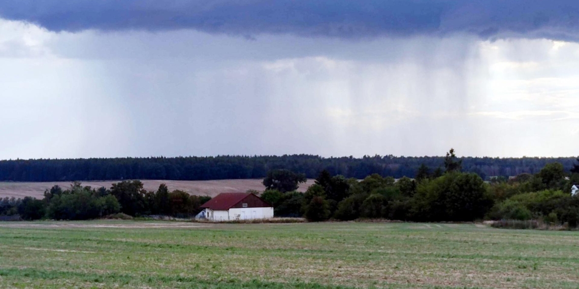 Unwetterwolke über einem Acker (Archiv)