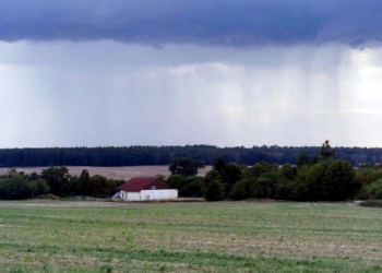 Unwetterwolke über einem Acker (Archiv)