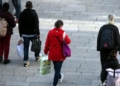 Menschen in einer Fußgängerzone (Archiv)