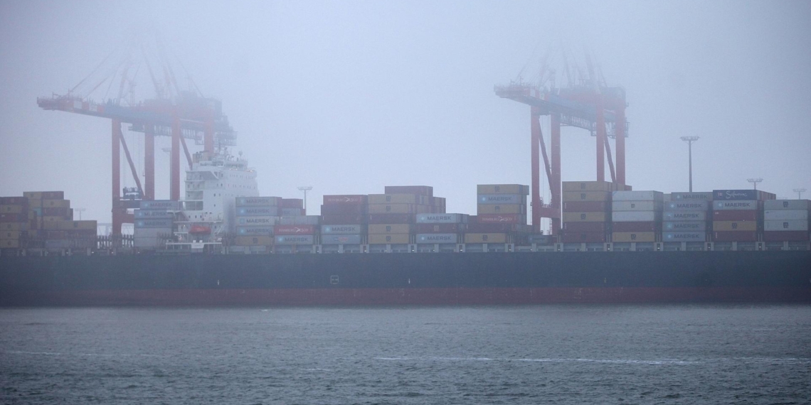Containerschiff in Wilhelmshaven (Archiv)