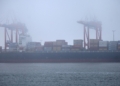 Containerschiff in Wilhelmshaven (Archiv)