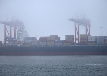 Containerschiff in Wilhelmshaven (Archiv)