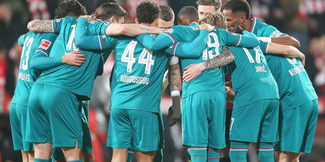 FC Augsburg verpflichtet Benni Weber als neuen Sportdirektor 1 Mannschaftskreis vom FC Augsburg (Archiv)