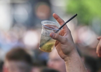 Ein Mann hält ein alkoholisches Getränk hoch (Archiv)