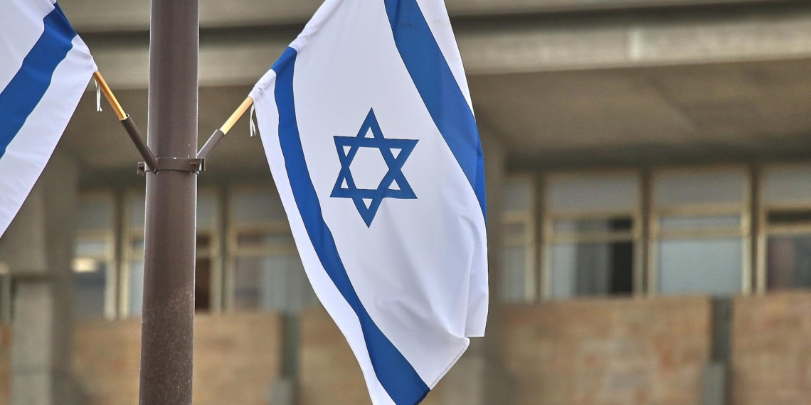 Israelische Fahne an der Knesset (Archiv)