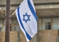 Israelische Fahne an der Knesset (Archiv)