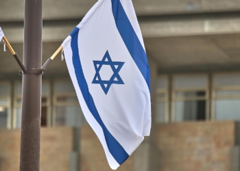 Israelische Fahne an der Knesset (Archiv)