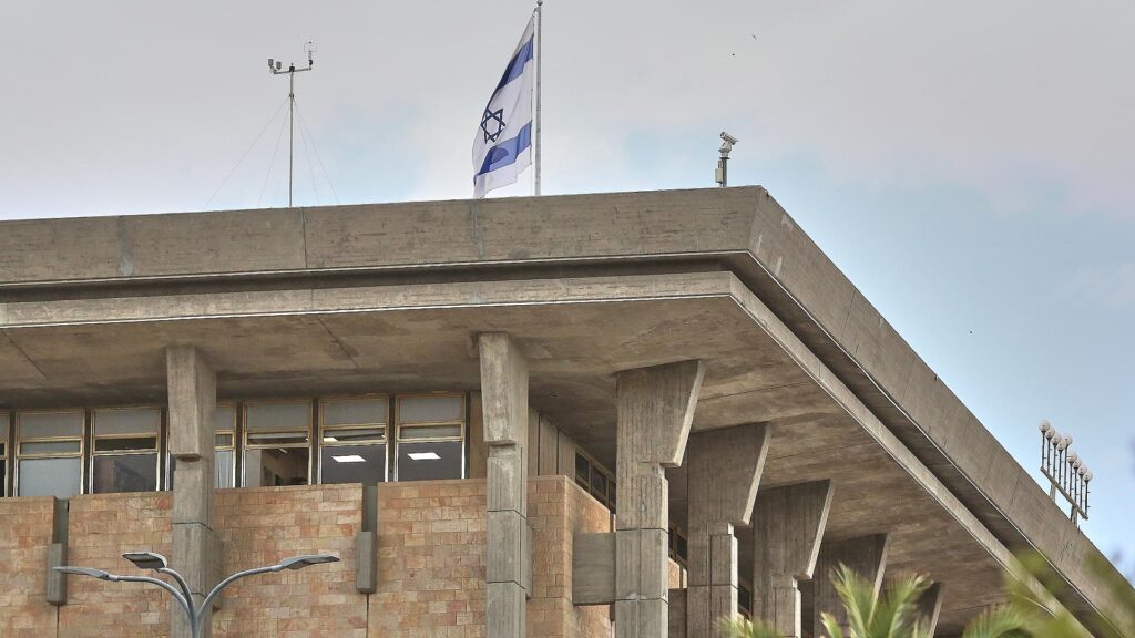Israelische Fahne an der Knesset (Archiv)