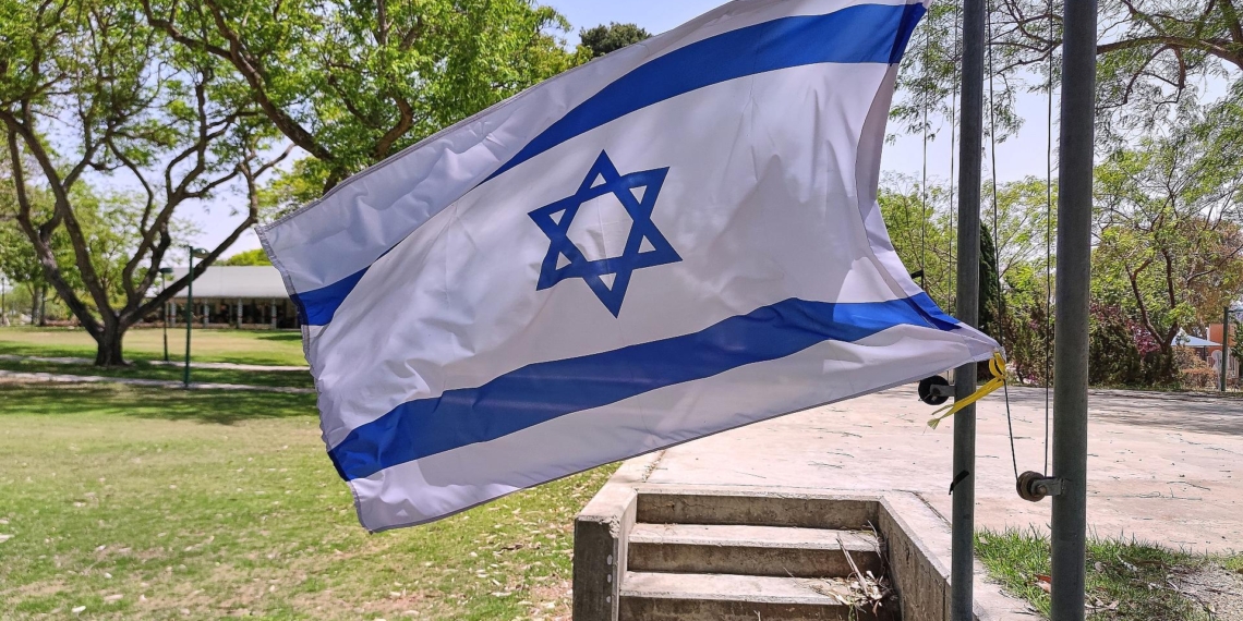 Israelische Fahne in einem Kibbuz (Archiv)