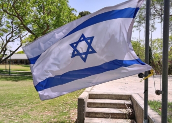Israelische Fahne in einem Kibbuz (Archiv)