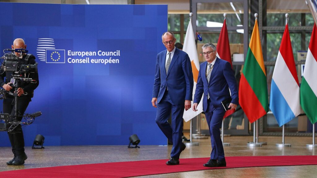 EU-Gipfel fasst Beschlüsse zu Verteidigung und Nahost 7 Friedrich Merz und Stefan Kornelius am 26.06.2025