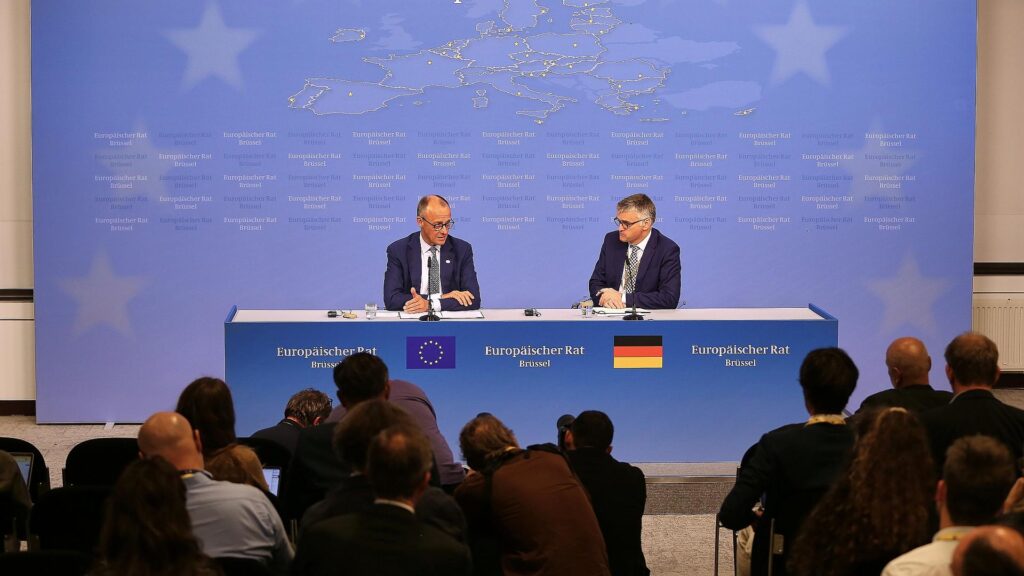 Merz hielt sich bei EU-Rat zurück - "Große Einigkeit" 6 Friedrich Merz und Stefan Kornelius am 26.06.2025