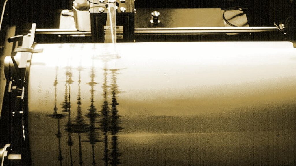 Seismograph bei der Aufzeichnung eines Erdbebens (Archiv)