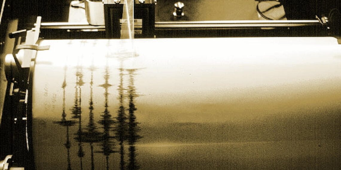 Seismograph bei der Aufzeichnung eines Erdbebens (Archiv)