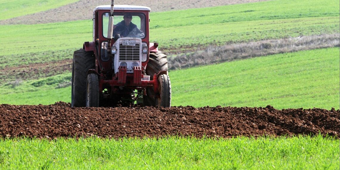 Bauer mit Traktor (Archiv)