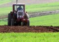 Bauer mit Traktor (Archiv)