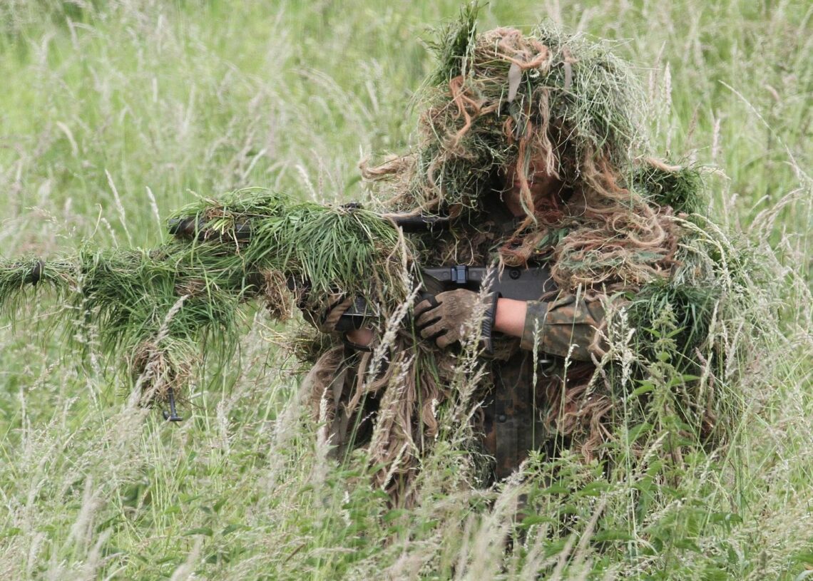 Getarnter Soldat (Archiv)
